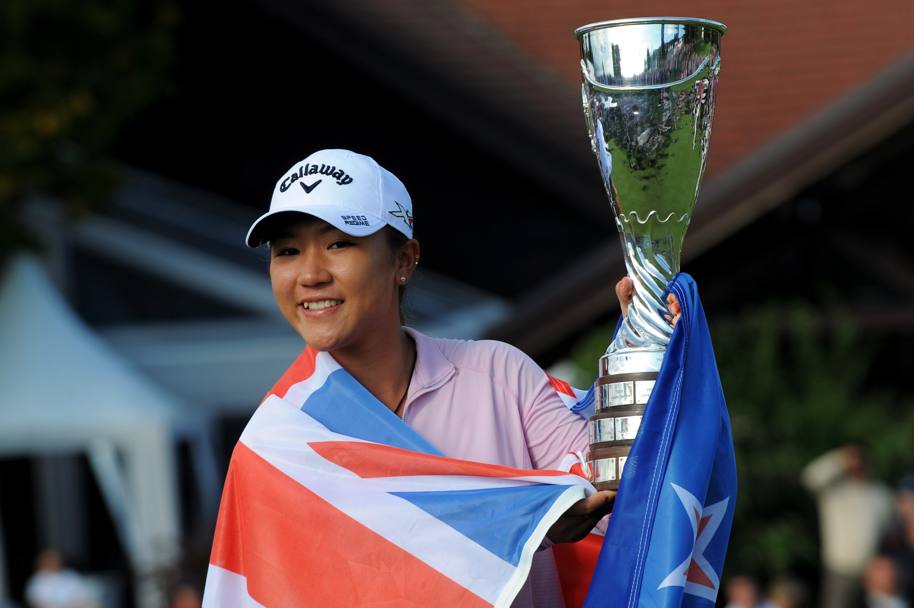 Campionato di golf di Evian, la neozelandese Lydia Ko con il trofeo della vittoria (Afp)
